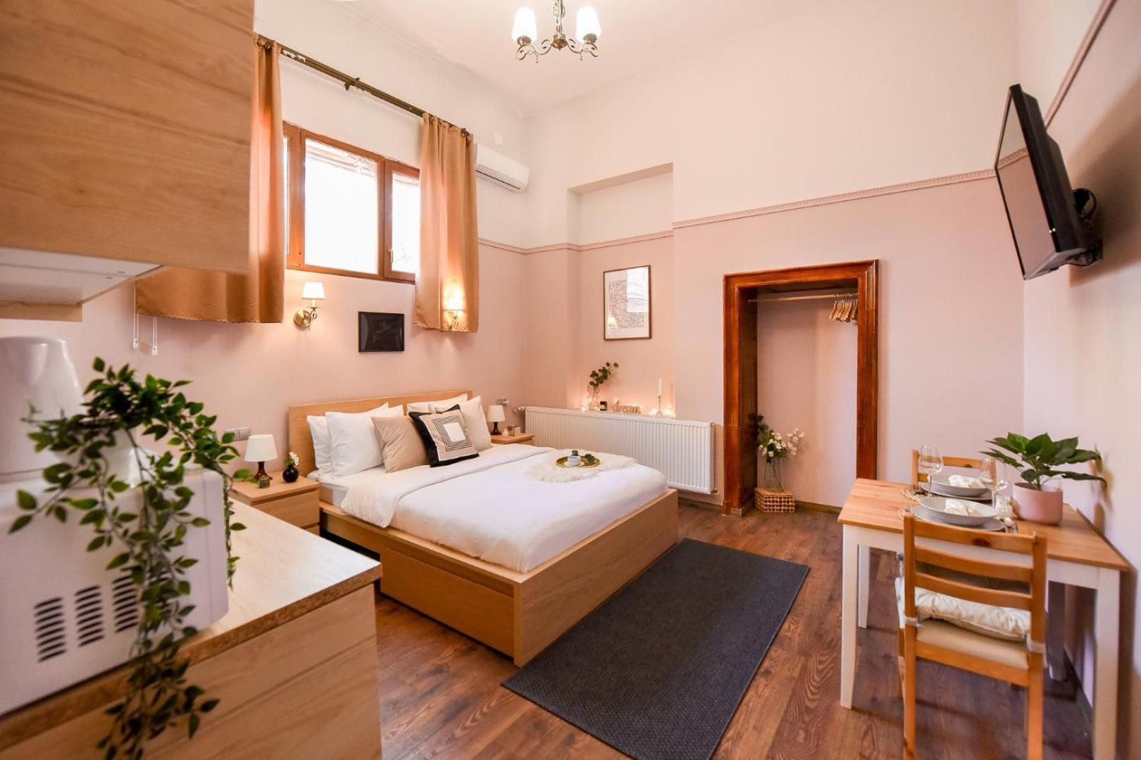 Historic Charm, Modern Comfort - Accommodation In The Heart Of The Old Town Бухарест Номер фото