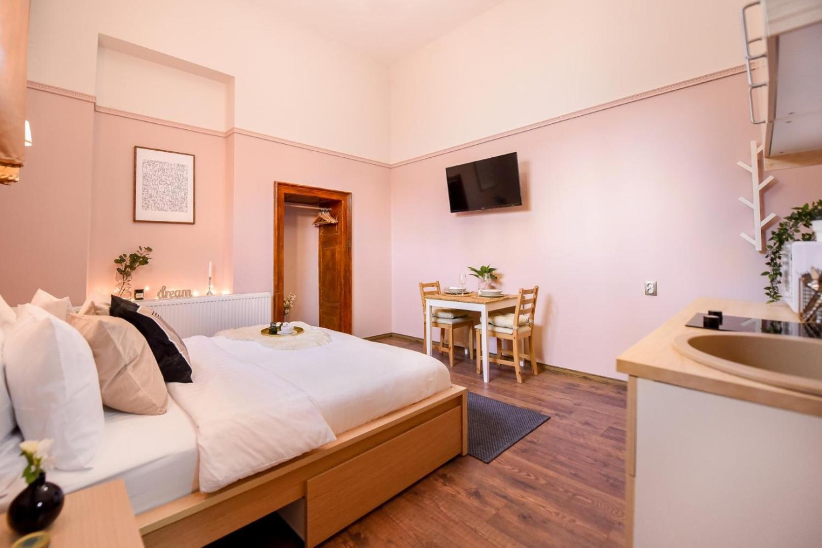Historic Charm, Modern Comfort - Accommodation In The Heart Of The Old Town Бухарест Номер фото