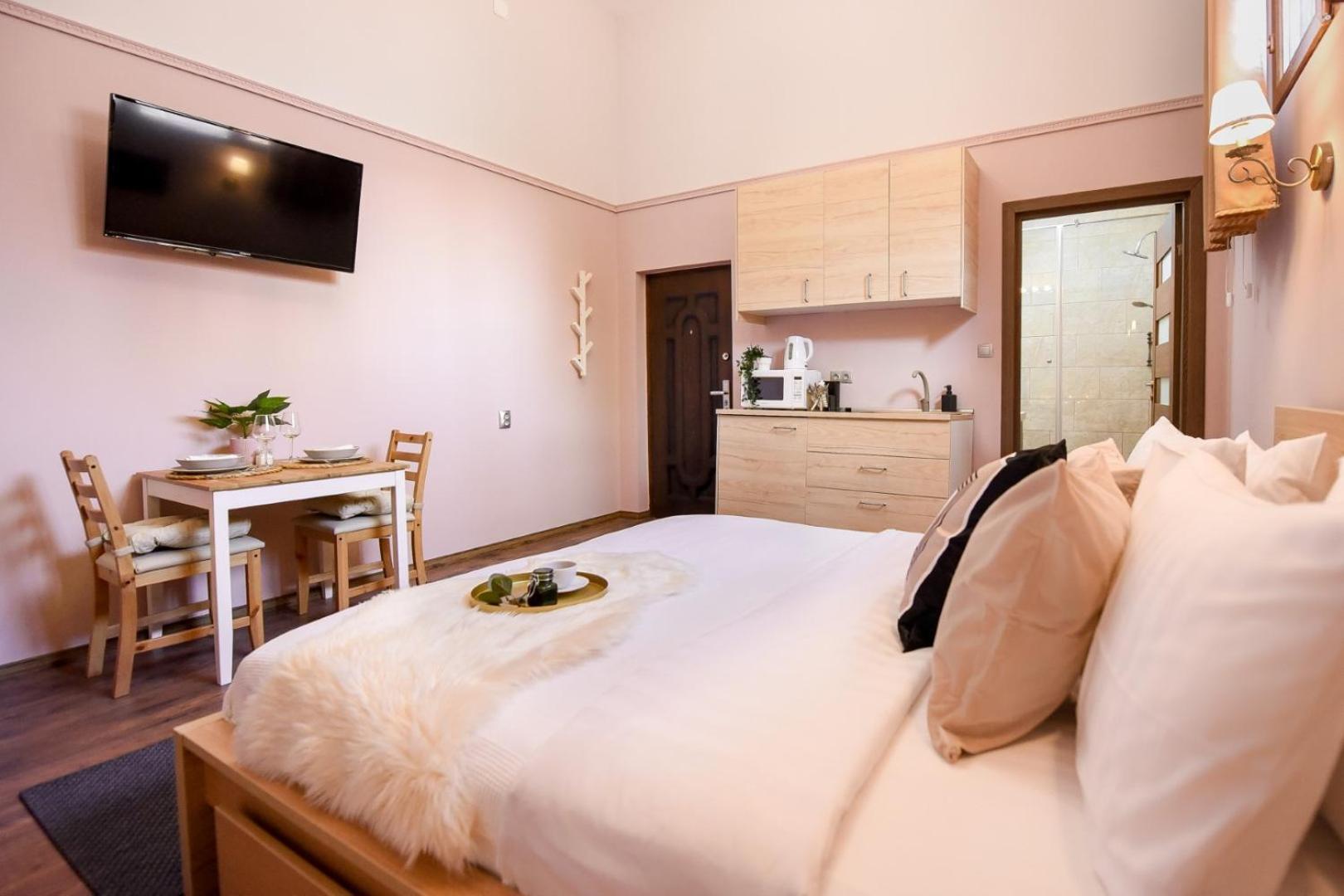 Historic Charm, Modern Comfort - Accommodation In The Heart Of The Old Town Бухарест Номер фото