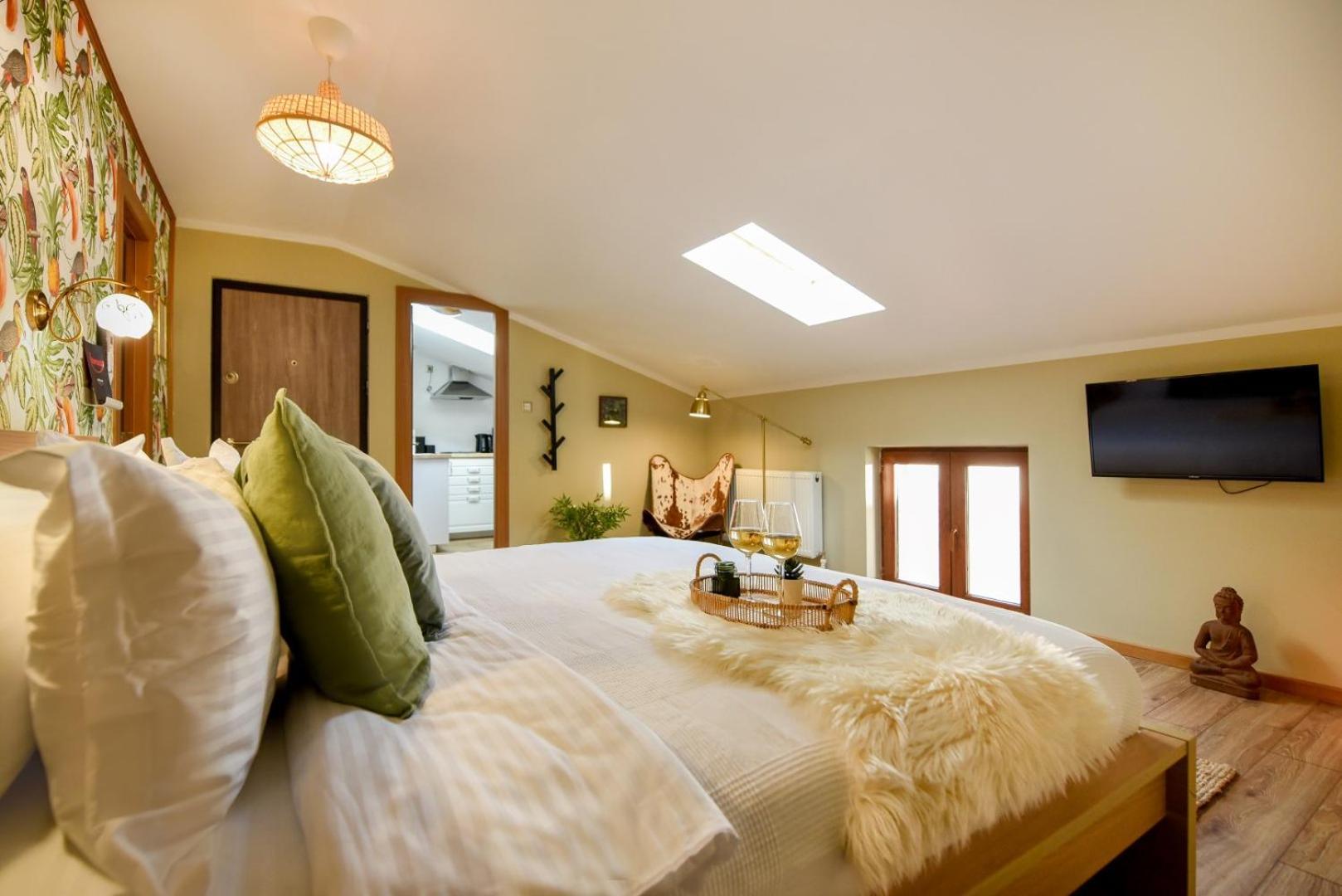 Historic Charm, Modern Comfort - Accommodation In The Heart Of The Old Town Бухарест Номер фото