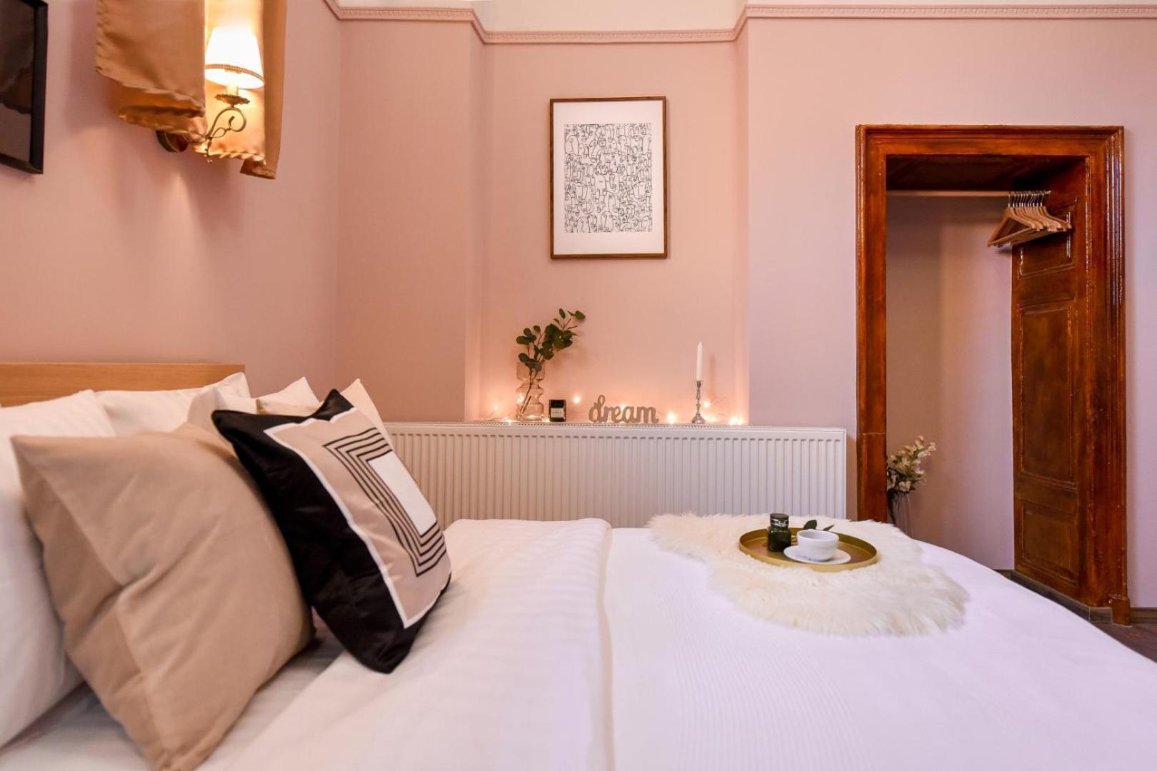 Historic Charm, Modern Comfort - Accommodation In The Heart Of The Old Town Бухарест Номер фото