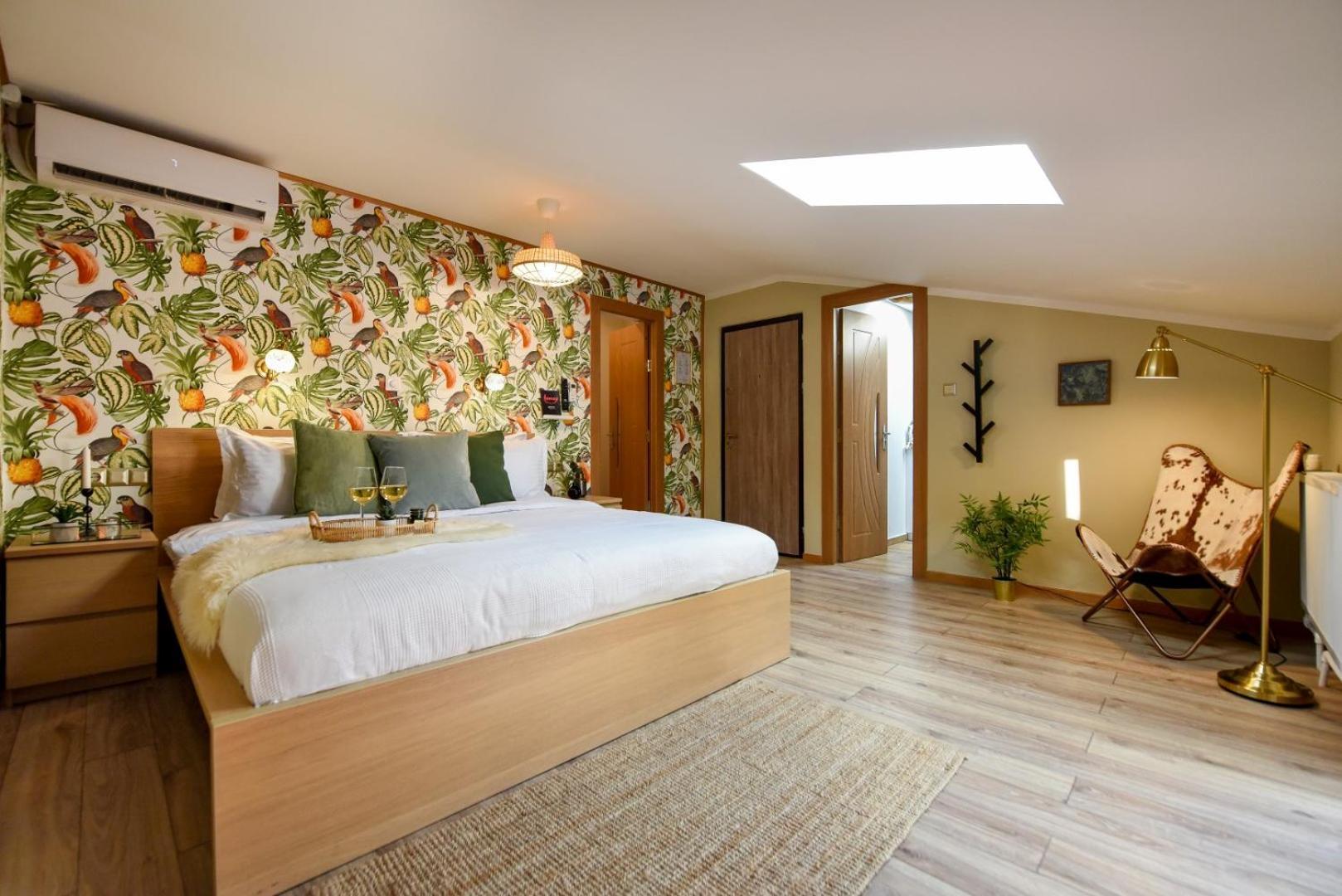 Historic Charm, Modern Comfort - Accommodation In The Heart Of The Old Town Бухарест Номер фото