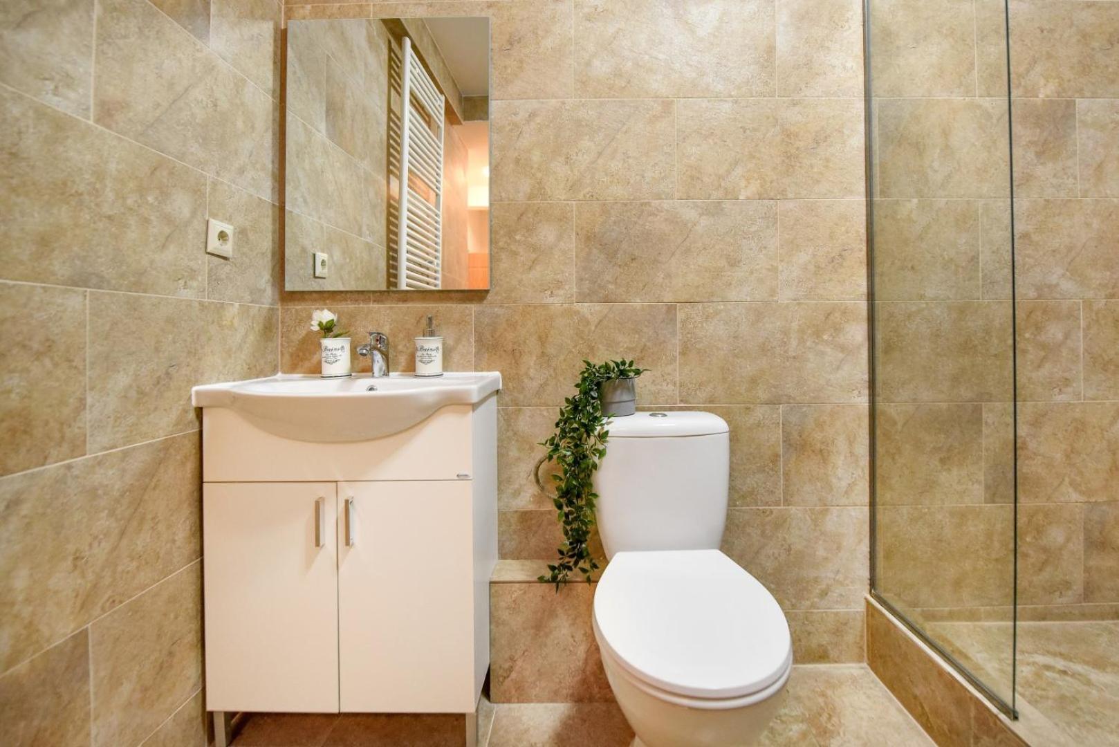 Historic Charm, Modern Comfort - Accommodation In The Heart Of The Old Town Бухарест Номер фото
