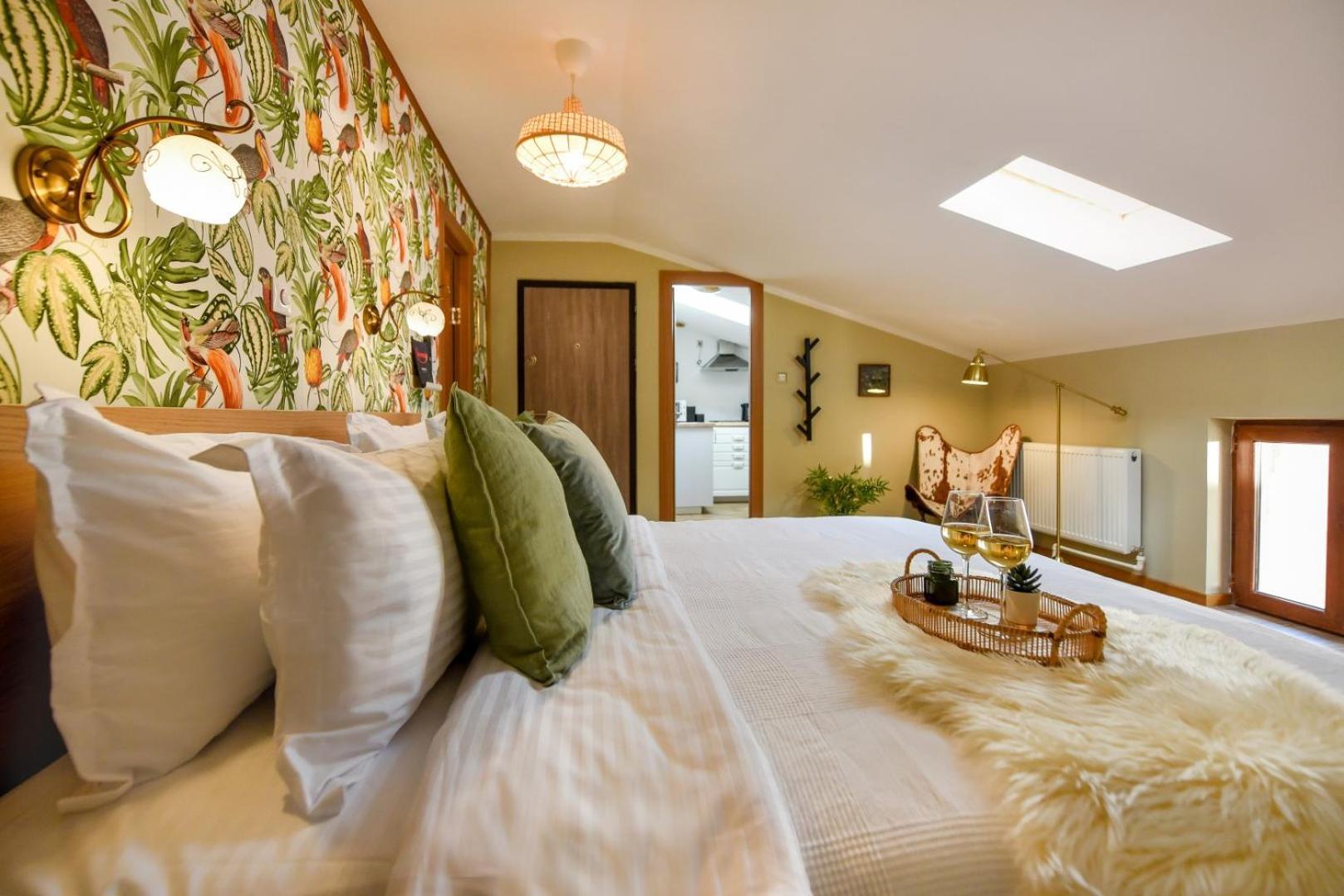Historic Charm, Modern Comfort - Accommodation In The Heart Of The Old Town Бухарест Номер фото