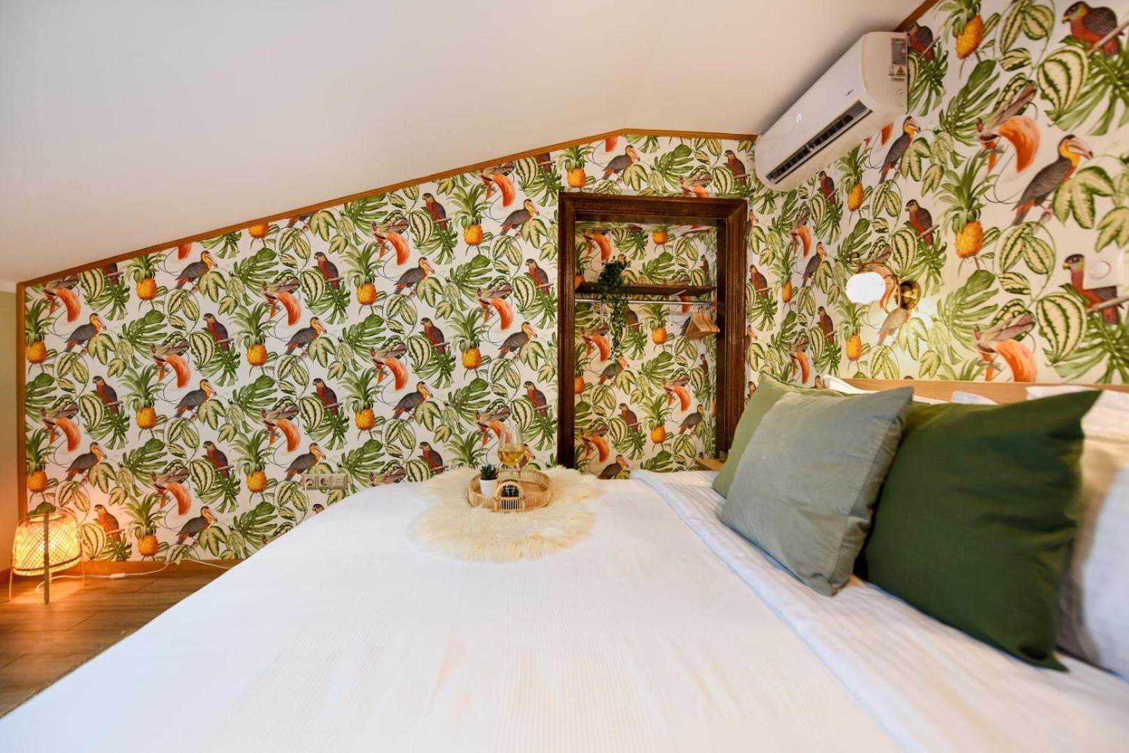 Historic Charm, Modern Comfort - Accommodation In The Heart Of The Old Town Бухарест Номер фото