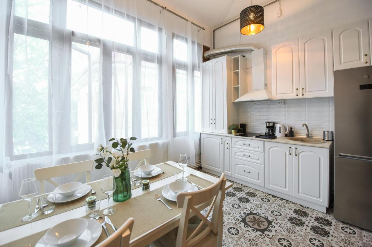 Historic Charm, Modern Comfort - Accommodation In The Heart Of The Old Town Бухарест Екстер'єр фото