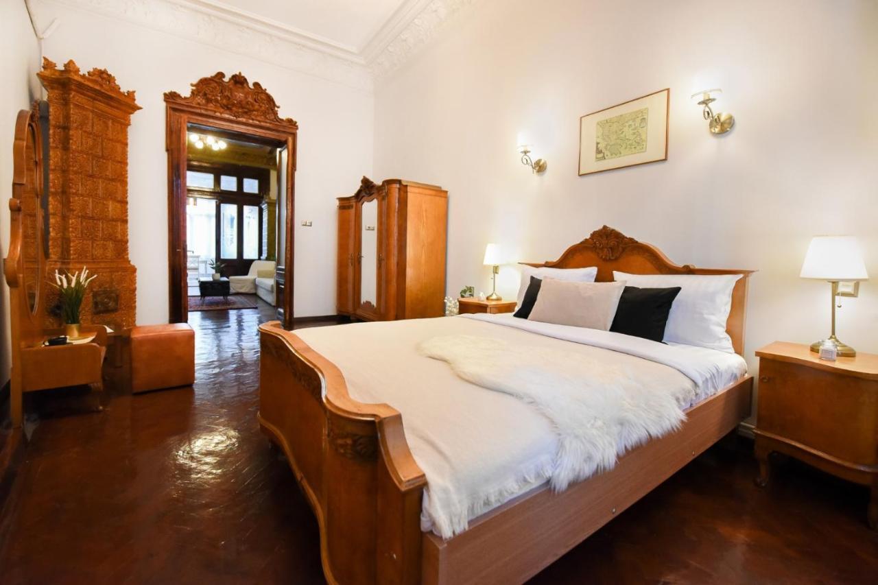 Historic Charm, Modern Comfort - Accommodation In The Heart Of The Old Town Бухарест Екстер'єр фото